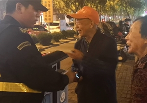 長(cháng)興島宗保治安巡邏，撿到手機，及時(shí)歸還失主