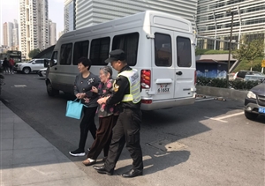 關(guān)愛(ài)老人，從我做起----陸家嘴城管隊員幫扶重陽(yáng)節聚餐老人