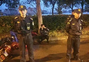 雨天老人騎車(chē)受傷，特保隊員出手相助 --惠南市容項目幫助交通事故