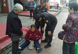 七旬老人摔倒，熱心特保伸援手 --惠南市容項目救助受傷老人