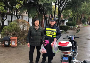 迷路老人神情慌，宗保特保來(lái)幫忙 --長(cháng)興島項目將迷路老人送回家