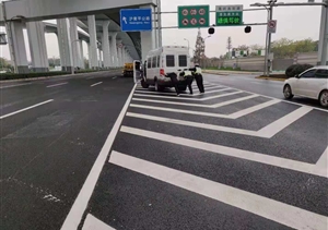 車(chē)輛拋錨堵交通，宗保特保來(lái)相助 --閔行輔警項目相助拋錨車(chē)輛