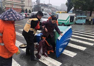 老人倒地扶不扶？民泰特保告訴你答案！ --浙江民泰星橋市容項目攙