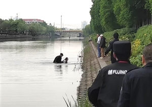 有驚無(wú)險！宗保特保勇救跳河輕生女子 --張江輔警隊員勇救跳河輕生