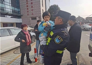 路遇迷途小朋友，輔助隊員護安全 ——周浦輔警項目隊員幫助走失孩